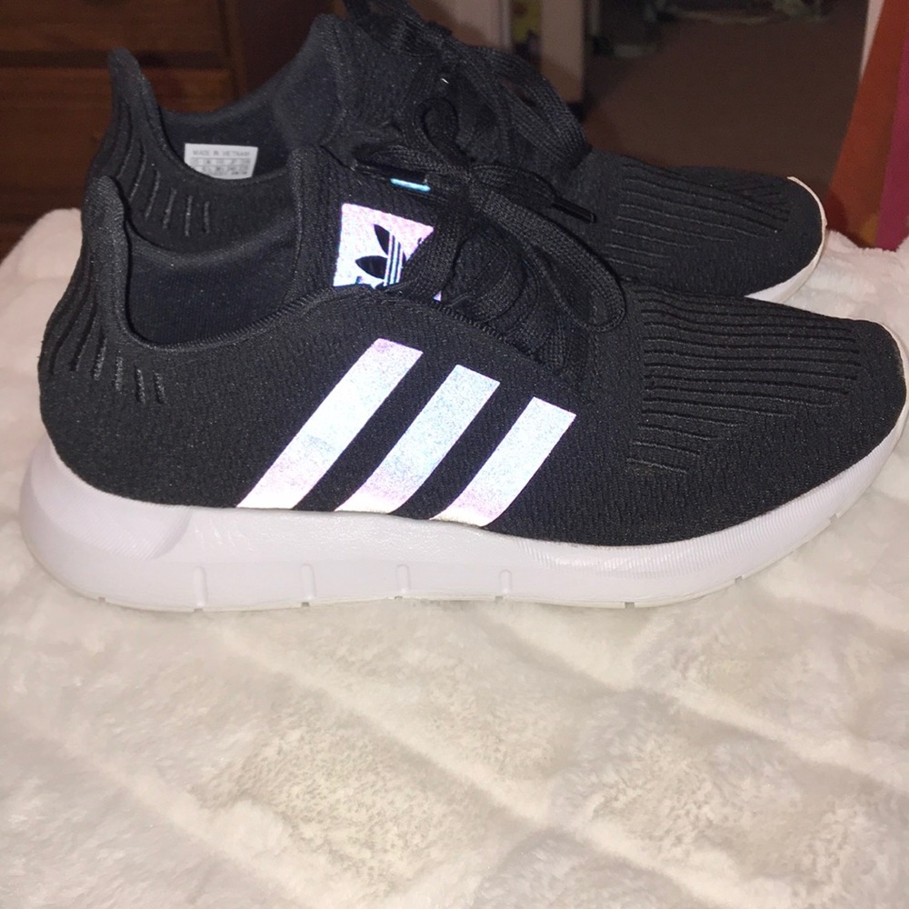 Adidas Swift Run Shoe Size 6 boys size 8-9 women